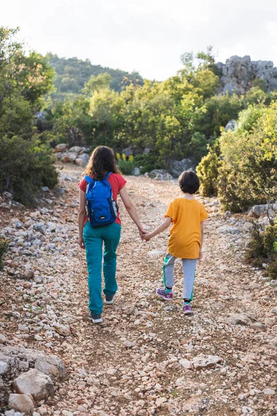 Mamá Con Niño Camina Parque Una Mujer Pasa Tiempo Con — Foto de Stock