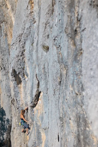 Güçlü Bir Kız Yüksek Irtifada Bir Kayaya Tırmanır Kayalıklarda Bir — Stok fotoğraf