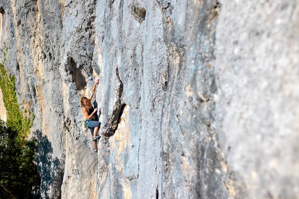 Une Fille Forte Grimpe Rocher Haute Altitude Grimpeur Entraîne Sur — Photo