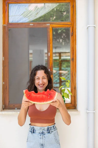 Leende Flicka Äter Vattenmelon Kvinna Håller Vattenmelonskiva — Stockfoto