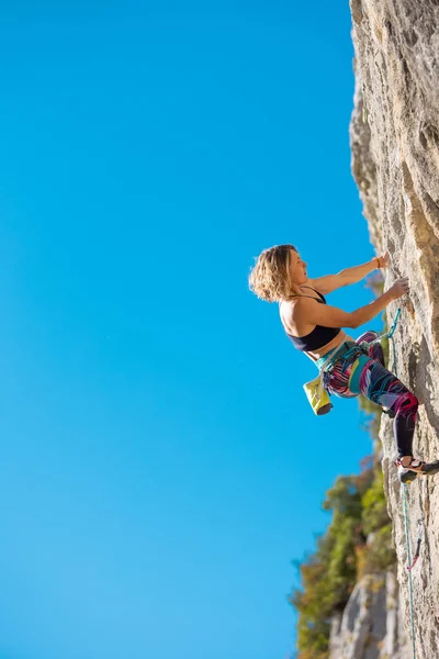 Chica Sube Roca Escalador Entrena Terreno Natural Una Mujer Supera — Foto de Stock