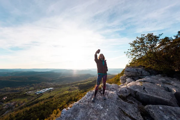 Flickan Tar Selfie Toppen Berget Solnedgången Färdas Över Bergen Flicka — Stockfoto