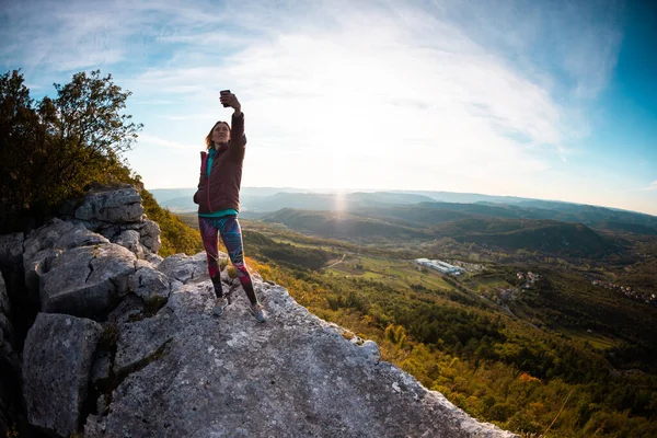 Chica Toma Selfie Cima Montaña Durante Atardecer Viajar Por Las — Foto de Stock