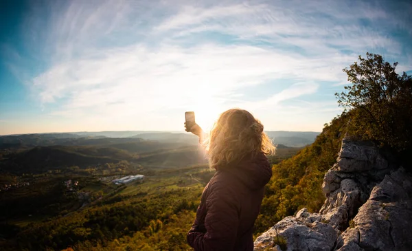 Het Meisje Neemt Een Selfie Top Van Berg Bij Zonsondergang — Stockfoto