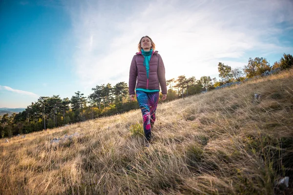 Meisje Loopt Wei Bij Zonsondergang Wandelen Natuur — Stockfoto