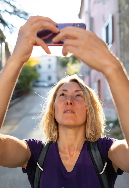 Dziewczyna Robi Selfie Telefonu Podczas Spaceru Wycieczki Starym Mieście Podczas — Zdjęcie stockowe
