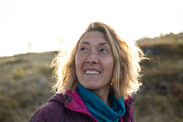 Retrato Mujer Sonriente Rayos Sol Rubia Descansando Naturaleza Mujer Alegre — Foto de Stock