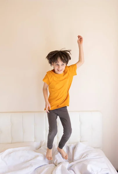 Enerjik Bir Çocuk Yatakta Zıplıyor Pijamalı Bir Çocuk Odasında Oynaşıyor — Stok fotoğraf
