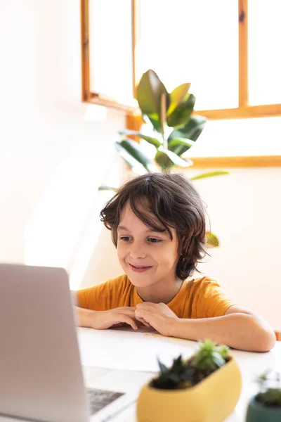 Niño Niño Está Utilizando Una Computadora Portátil Estudiar Línea Con — Foto de Stock