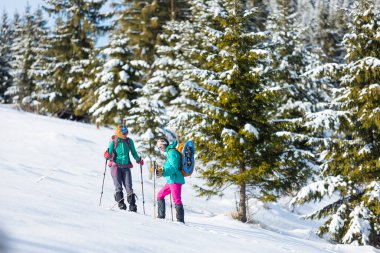 İki kadın kış yürüyüşünde karda yürür, iki kadın kışın dağlarda, yürüyüş ekipmanları, kar ayakkabıları