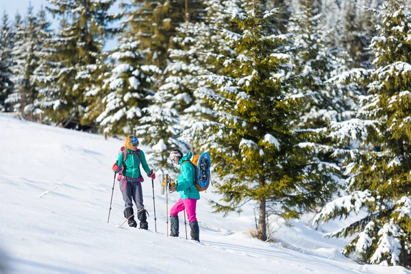 Two Women Walk Snow Winter Hike Two Women Mountains Winter — Stock Photo, Image
