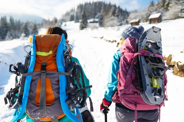 Zwei Frauen Laufen Mit Schneeschuhen Rucksack Winterwandern Zwei Personen Winter — Stockfoto