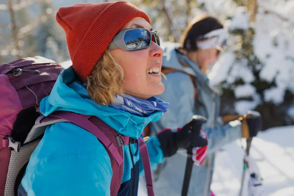 两个女人在雪地里散步 冬天徒步旅行 两个人在山上过冬 带着远足装备 — 图库照片