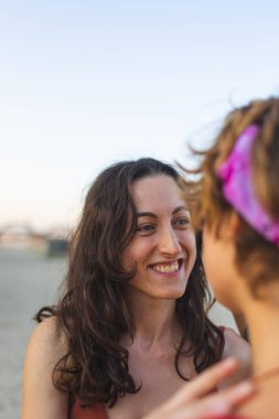 Sevimli lezbiyen bir çiftin portresi. İki kız yürüyüş yaparken birlikte nazikçe vakit geçiriyorlar. Aşk ve tutum. LGBT kavramı