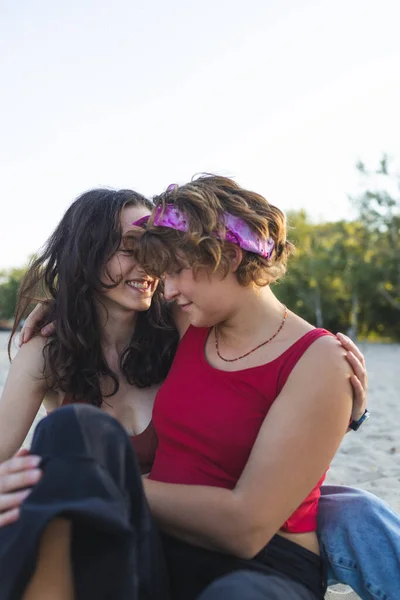 Retrato Una Linda Pareja Lesbianas Dos Chicas Juntan Relaciones Homosexuales —  Fotos de Stock