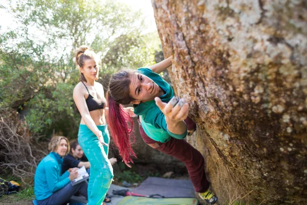 Amigos Entrar Para Los Deportes Naturaleza Bouldering Las Rocas Chica — Foto de Stock