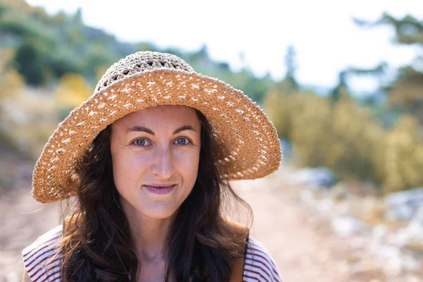 Portrait Woman Backpack Straw Hat Forest Smiling Girl Hike Summer — Stockfoto