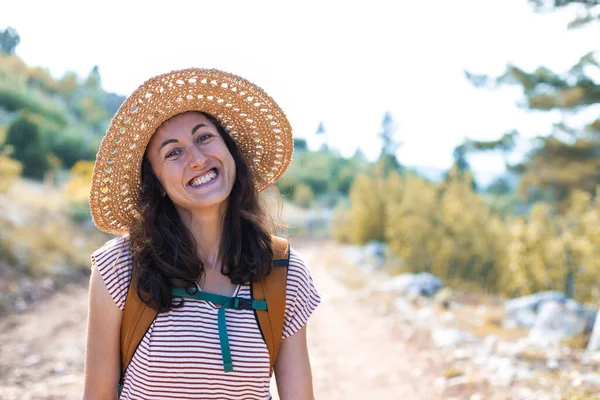 Portret Kobiety Plecakiem Słomkowym Kapeluszem Lesie Uśmiechnięta Dziewczyna Wycieczce Trekking — Zdjęcie stockowe