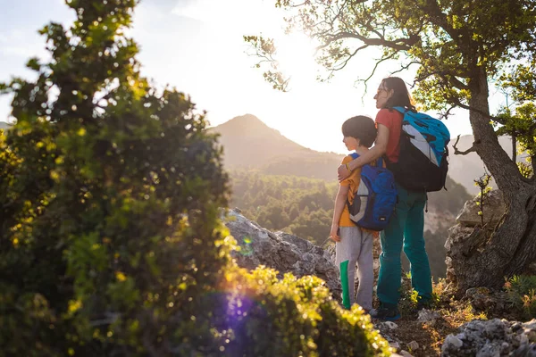 Ragazzo Sua Madre Sono Piedi Sulla Cima Della Montagna Una — Foto Stock