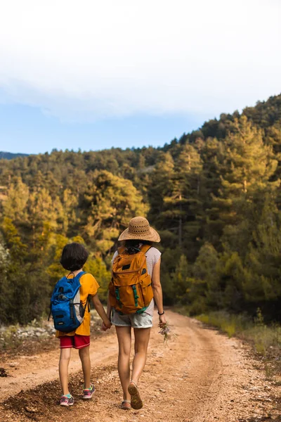 Egy Gyerek Anyával Erdőben Sétál Egy Egy Gyerekkel Utazik Egy — Stock Fotó