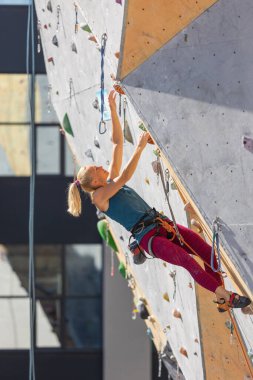 Kaya tırmanışı eğitiminde bir kız zor bir yoldan geçer. spor tırmanışı