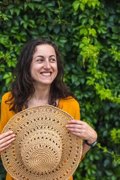 Una Ragazza Sorridente Con Cappello Paglia Trova Vicino Muro Ricoperto — Foto Stock