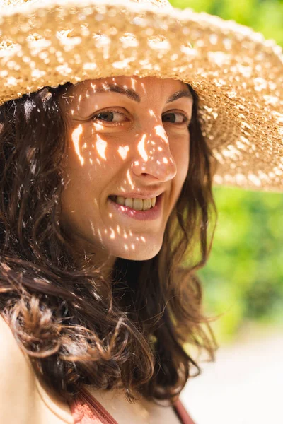 Retrato Una Hermosa Mujer Sonriente Sombrero Paja Ala Ancha Mirando —  Fotos de Stock