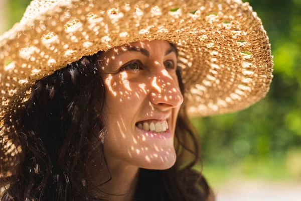 Portrait Beautiful Smiling Woman Wide Brim Straw Hat Looking Camera — Stockfoto