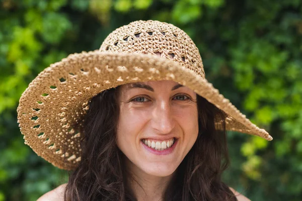 Retrato Bela Mulher Sorridente Chapéu Palha Aba Larga Olhando Para — Fotografia de Stock