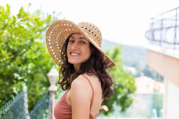Portrait Beautiful Smiling Woman Straw Hat Close Face Attractive Smiling — Stockfoto