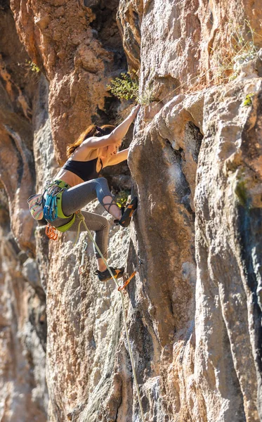 Una Mujer Sube Roca Entrenamiento Terreno Natural Deporte Extremo Escalador — Foto de Stock