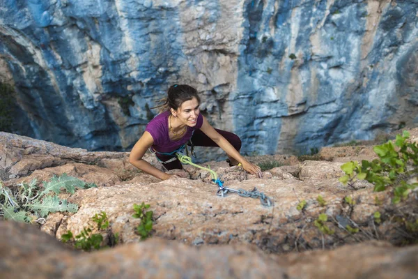 Girl Rock Climber Girl Climbs Rock Using Equipment Rope Active — ストック写真