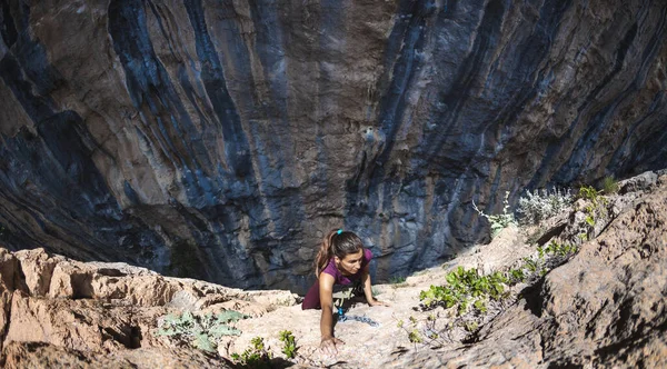 Girl Rock Climber Girl Climbs Rock Using Equipment Rope Active — Stock fotografie