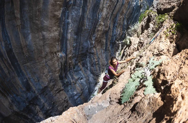 Girl Rock Climber Girl Climbs Rock Using Equipment Rope Active — Zdjęcie stockowe