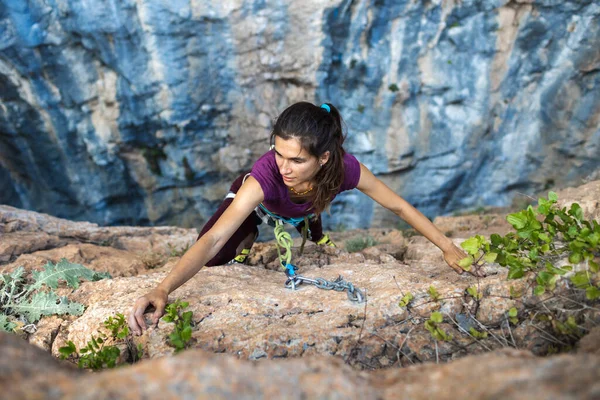 Girl Climbs Climbing Path Rest Nature Climber Climbs Top Mountain — Zdjęcie stockowe