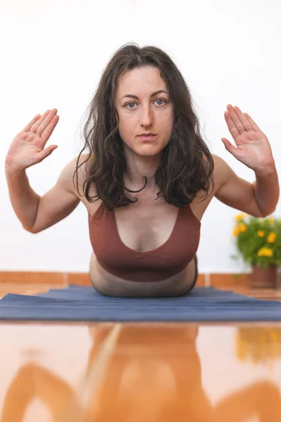 Woman Doing Yoga Home Slim Girl Doing Exercises Stretching Exercises —  Fotos de Stock