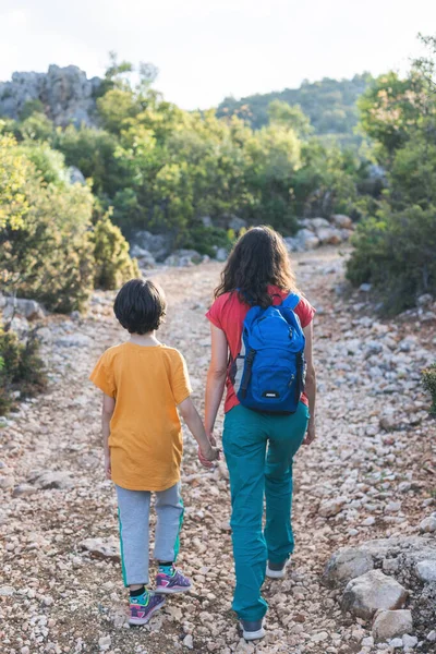 Anya Egy Gyerekkel Sétál Parkban Egy Időt Tölt Fiával Anyák — Stock Fotó