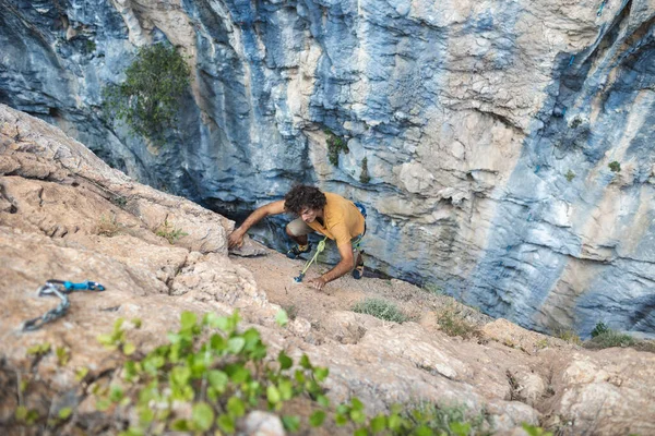 Rock Climber Climbs Rock Strong Man Overcomes Difficult Route Relaxation — Fotografia de Stock