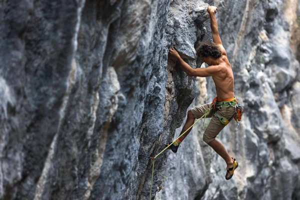 Rock Climber Climbs Rock Strong Man Overcomes Difficult Route Relaxation — Stock Photo, Image