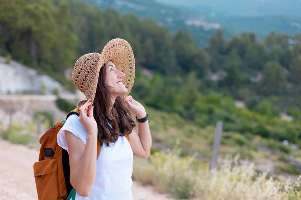 Young Beautiful Girl Straw Hat Backpack Looks Smiles Travel Freedom — Stockfoto