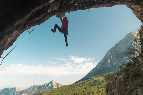 Rock Climber Climbs Difficult Route Rock Form Arch Strong Athlete — Stock Photo, Image