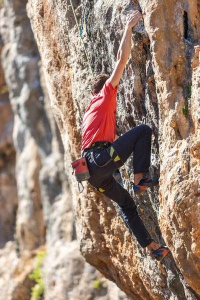 Strong Man Climbs Difficult Climbing Route Rock Climbing Olympic Sport — Stock Photo, Image