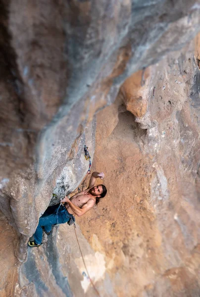 Strong Man Climbs Difficult Climbing Route Rock Climbing Olympic Sport — Fotografia de Stock