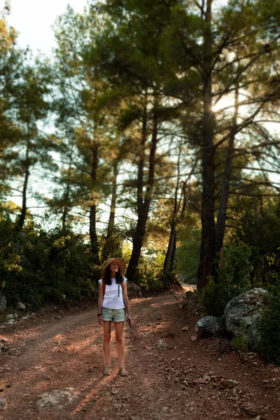Girl Traveler Backpack Goes Forest Path Young Girl Hat Backpack — Φωτογραφία Αρχείου