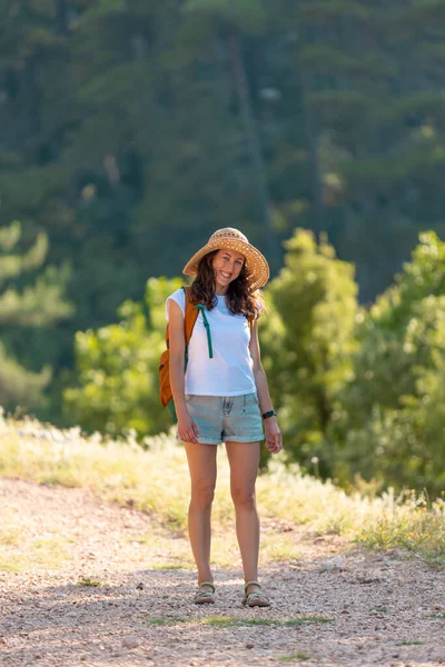 Young Beautiful Girl Straw Hat Backpack Looks Smiles Travel Freedom — Φωτογραφία Αρχείου