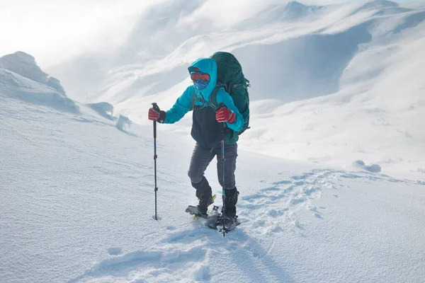 Una Mujer Camina Raquetas Nieve Nieve Trekking Invierno Una Persona — Foto de Stock