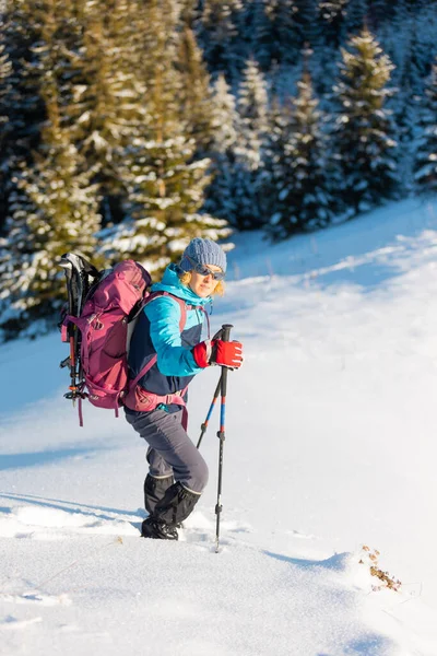 Una Donna Cammina Con Racchette Neve Sulla Neve Trekking Invernale — Foto Stock