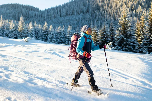 Kobieta Chodzi Śnieżnych Butach Śniegu Zimowe Trekking Osoba Górach Zimą — Zdjęcie stockowe