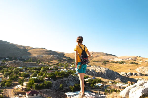 Young Girl Backpack Stands Mountain — Foto Stock