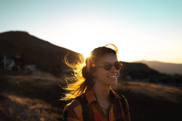 Portret Van Een Mooi Jong Meisje Een Bril Een Wandeling — Stockfoto